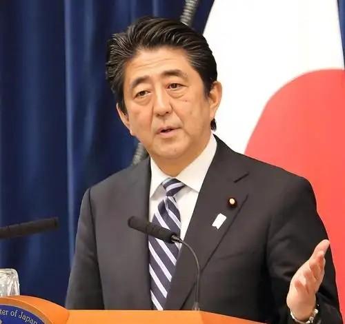 安倍离世四年后，日本政坛还在走他的老路：有人献花有人抗议，这场撕裂到今天都没结束
