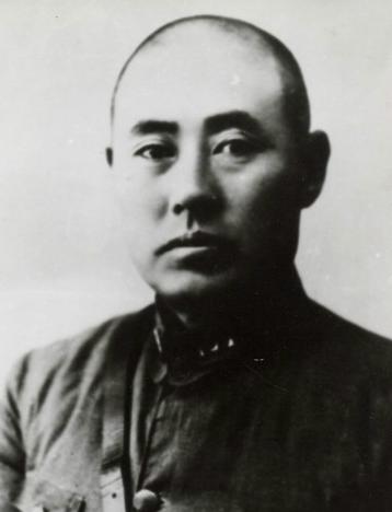 1928年5月初，被张作霖软禁在保定的傅作义，见对他的看管松懈起来，暗中和好友崔