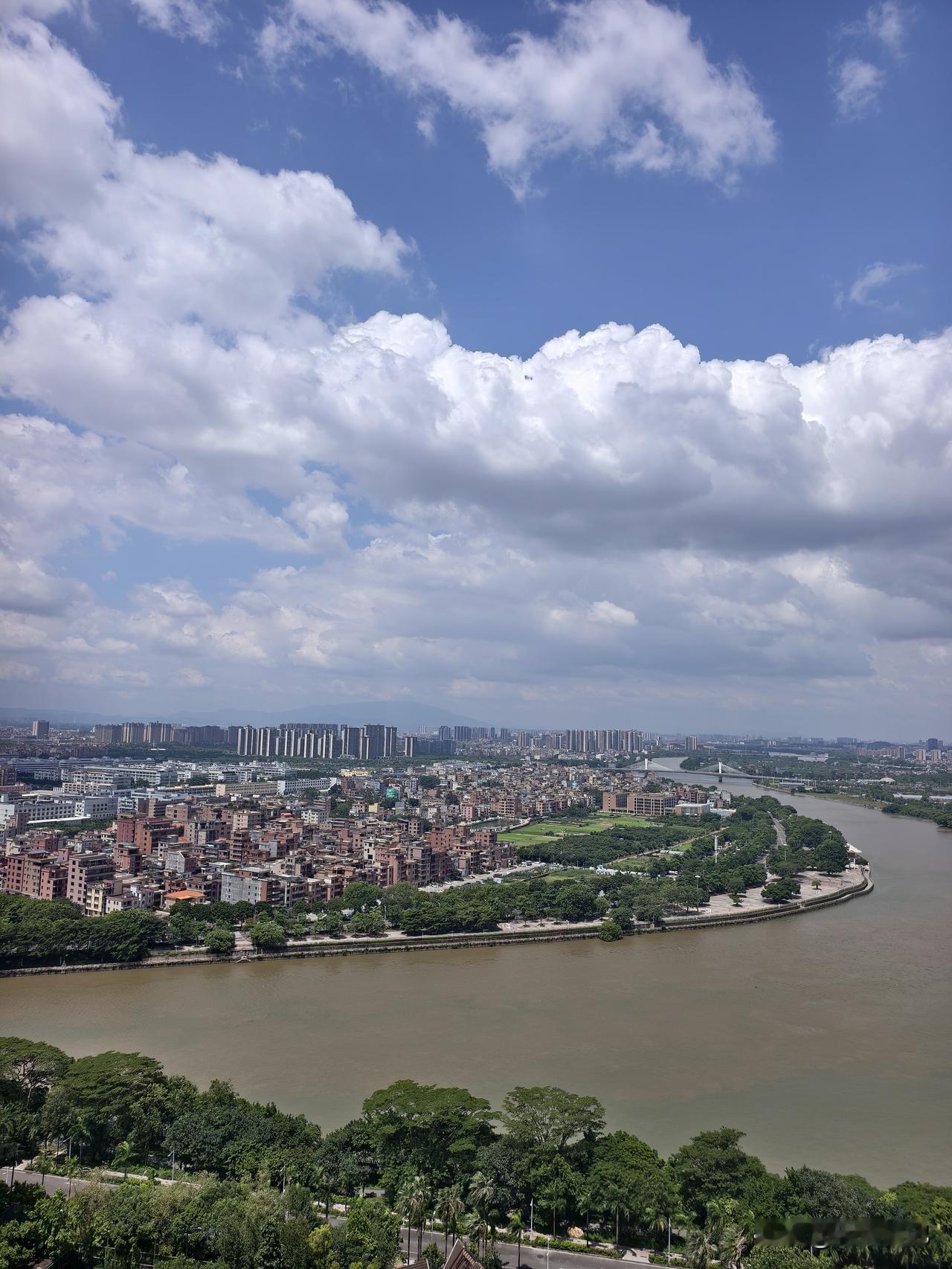 人要有翻篇的能力，不依不饶，就是画地为牢。
困不住别人，困的是自己。 ​​​” 