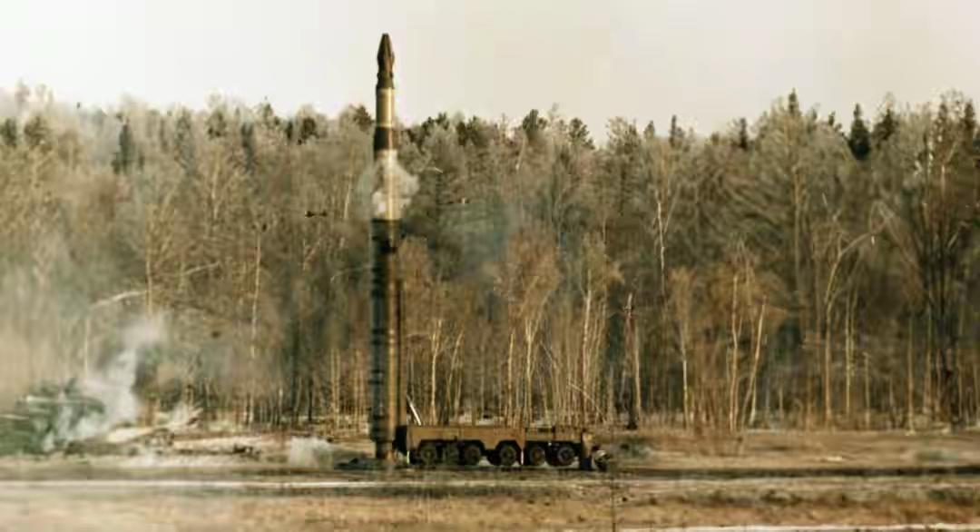 欧盟承诺继续援乌，俄罗斯用行动说话，美媒：榛树导弹将部署白俄