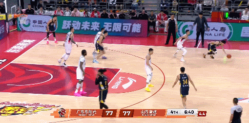 徐杰神了，人缝里钻出来骑马射箭，巨星球连着进啊广东男篮vs山东男篮