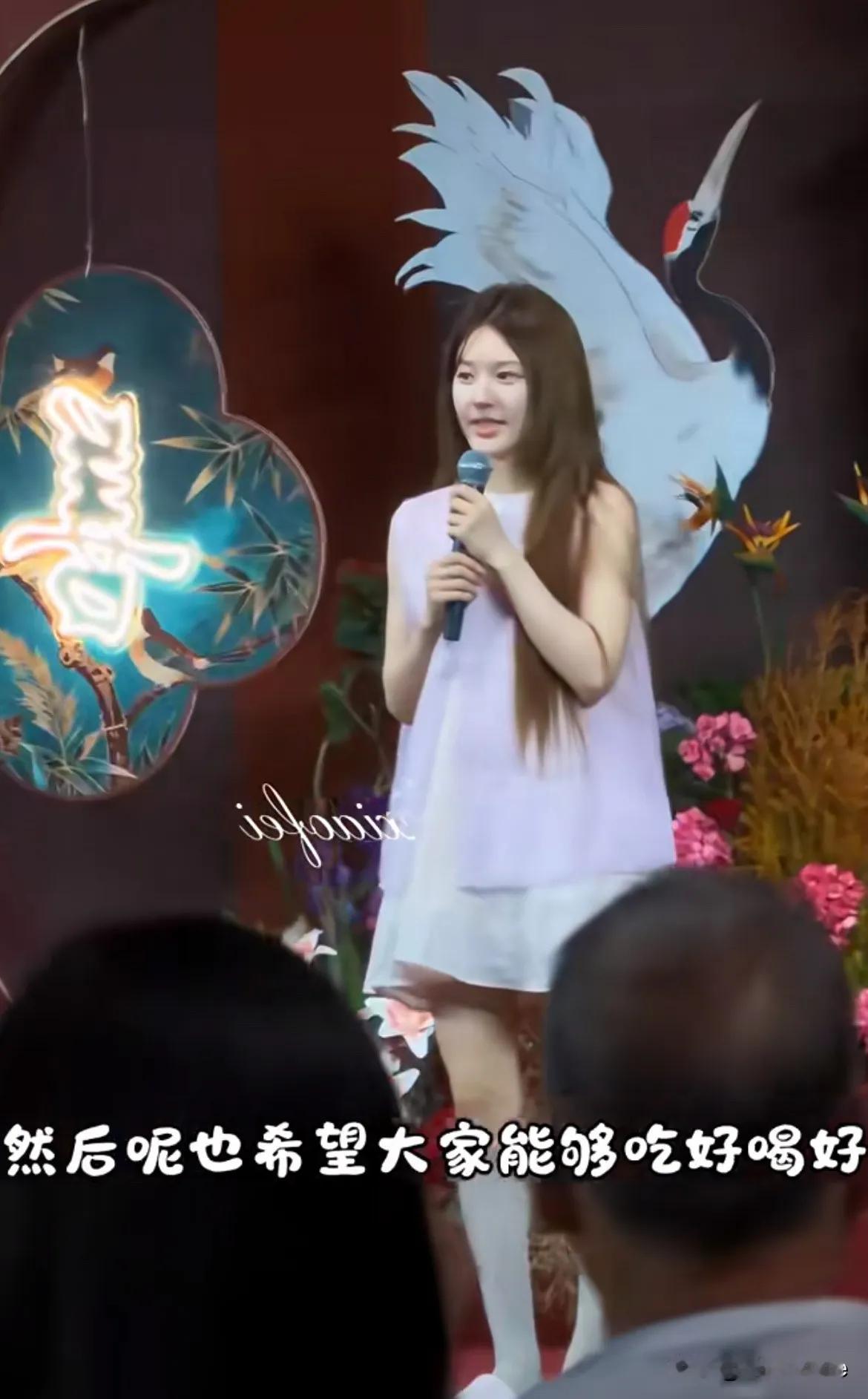 5月31日，赵露思在奶奶80寿宴上致辞首先跟在场的所有宾客致歉，因为是在奶奶的寿