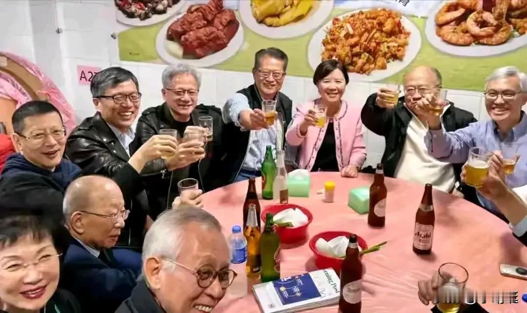还没上菜，黄仁勋一行人就在香港一家大排档内喝起啤酒来！11月24日，黄仁勋被曝在