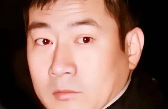 2013年，歌手陈红的富商老公李军，深夜闯入美女主持人沈星家里，看到她床上躺着一