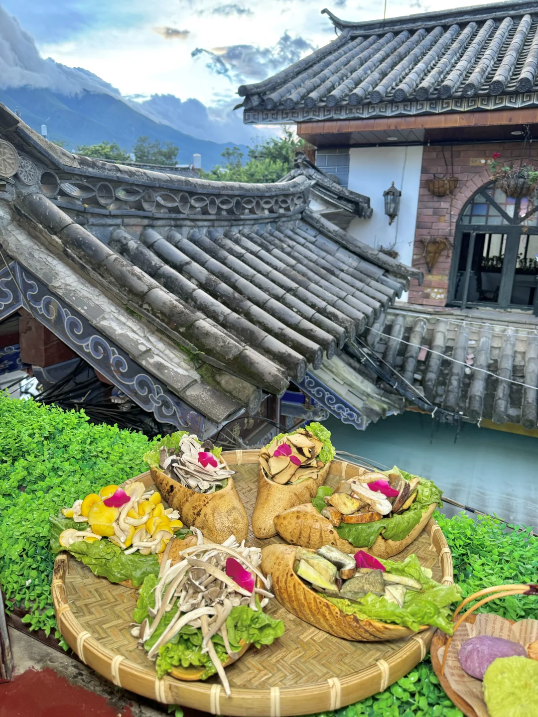 大理这家！！！个人觉得无法超越。。。 本地人带去吃的野生菌火锅店 饭点...
