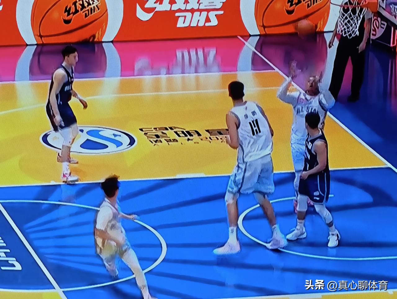 王博指导是不是有让徐昕拿全明星赛最有价值球员的想法？
上半场的徐昕吃饼吃到吐[大