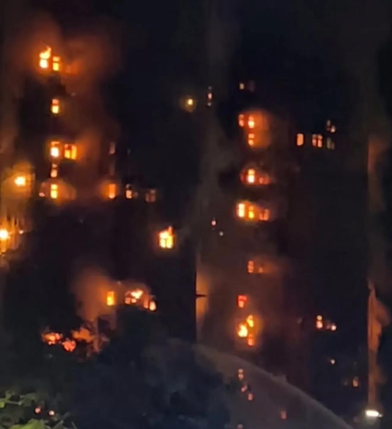 香港大火，从白天烧到晚上，再烧到早上。

起火点据透露是一外墙维修棚架，关键诱因
