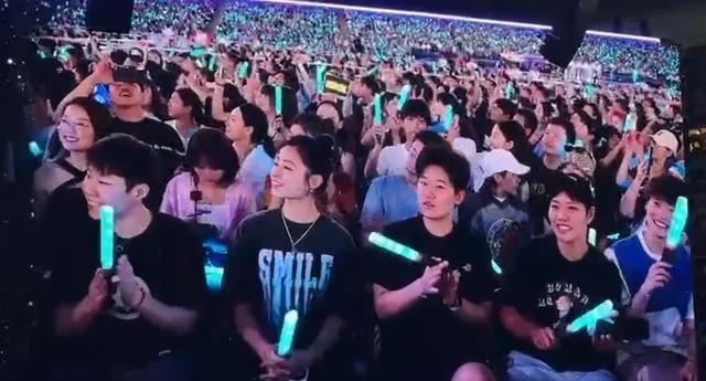 羽毛球组团赴鸟巢看张杰演唱会要不得

看了一则消息，国羽运动员陈雨菲、黄东萍、谭