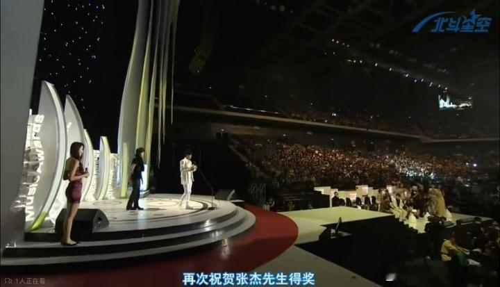 这个名场面还有人没看过吗？宋仲基亲自为张杰颁发MAMA全亚洲奖，温柔又有力量。宋