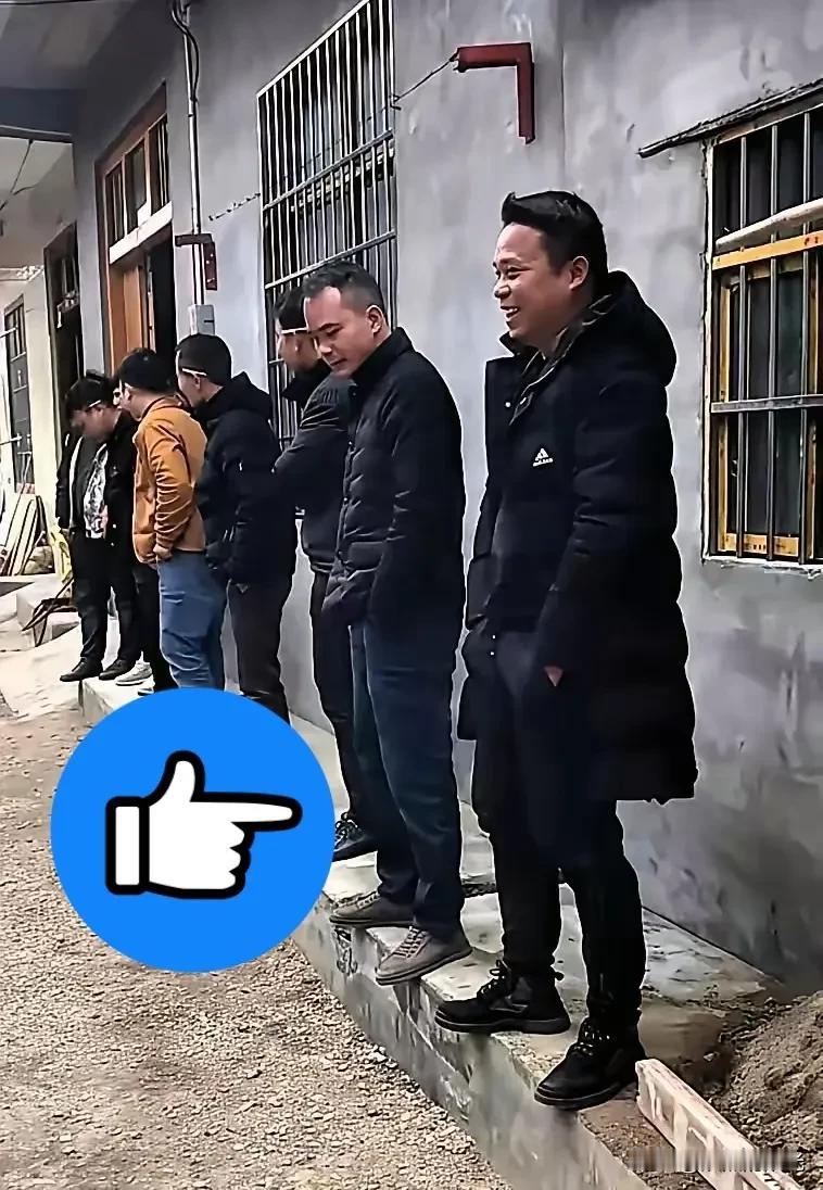 现在的农村光棍越来越多

不仅仅是家里穷的，家里条件好的

家里有三层楼的，家里