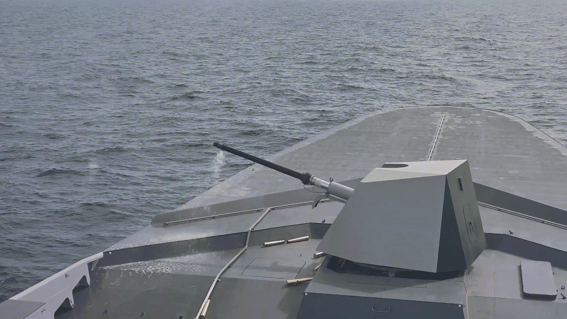 #动图# 法国船没有装备近防炮，靠主炮拦截？ ​​​