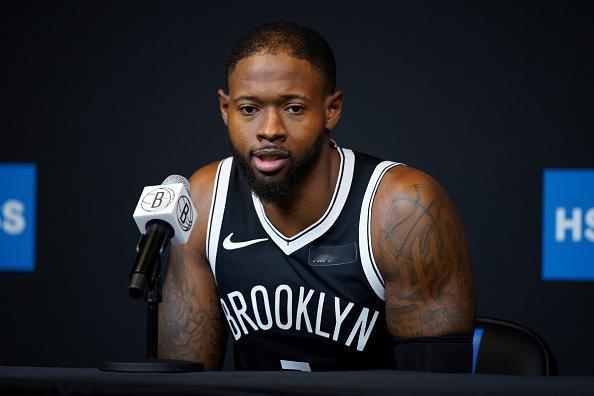 为了完成与多伦多猛龙的交易，布鲁克林篮网选择裁掉海伍德·海史密斯。海史密斯在休赛