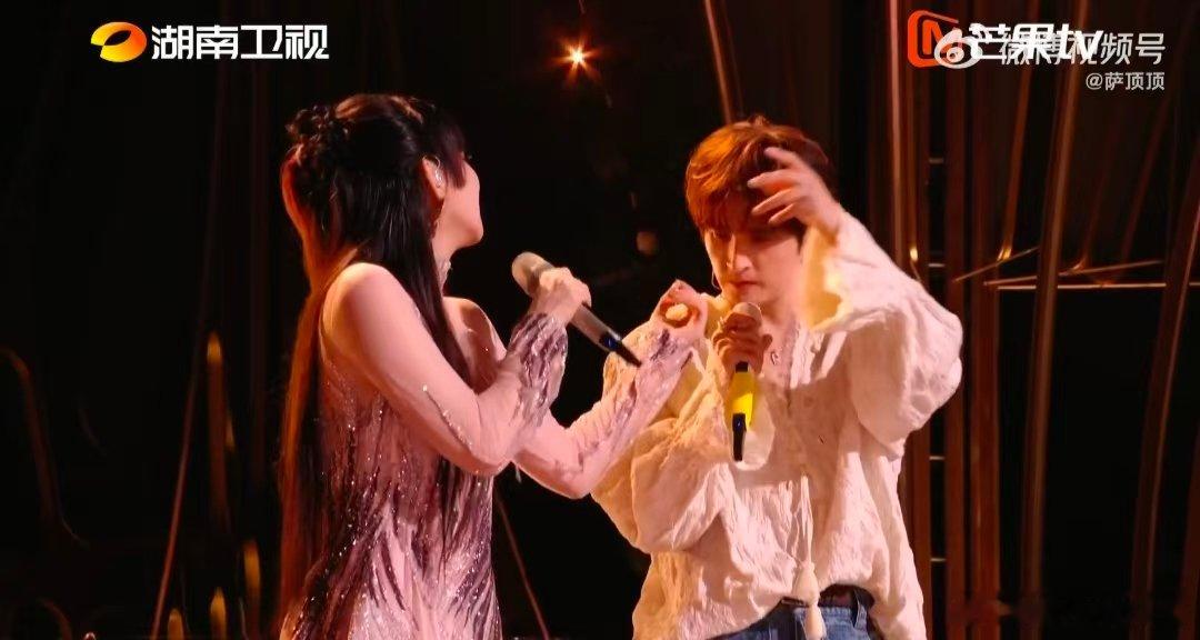 歌手直播萨顶顶留下歌手2026联名赛最惊喜舞台当属张远萨顶顶的《时候》，音色适配