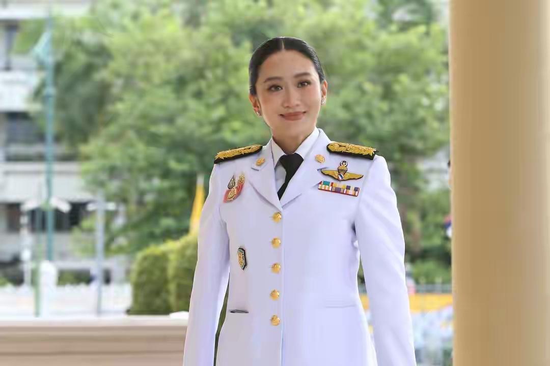 佩通坦不会离职的五大原因：

第一、如果8月29日泰国法院判定佩通坦罪名成立，佩
