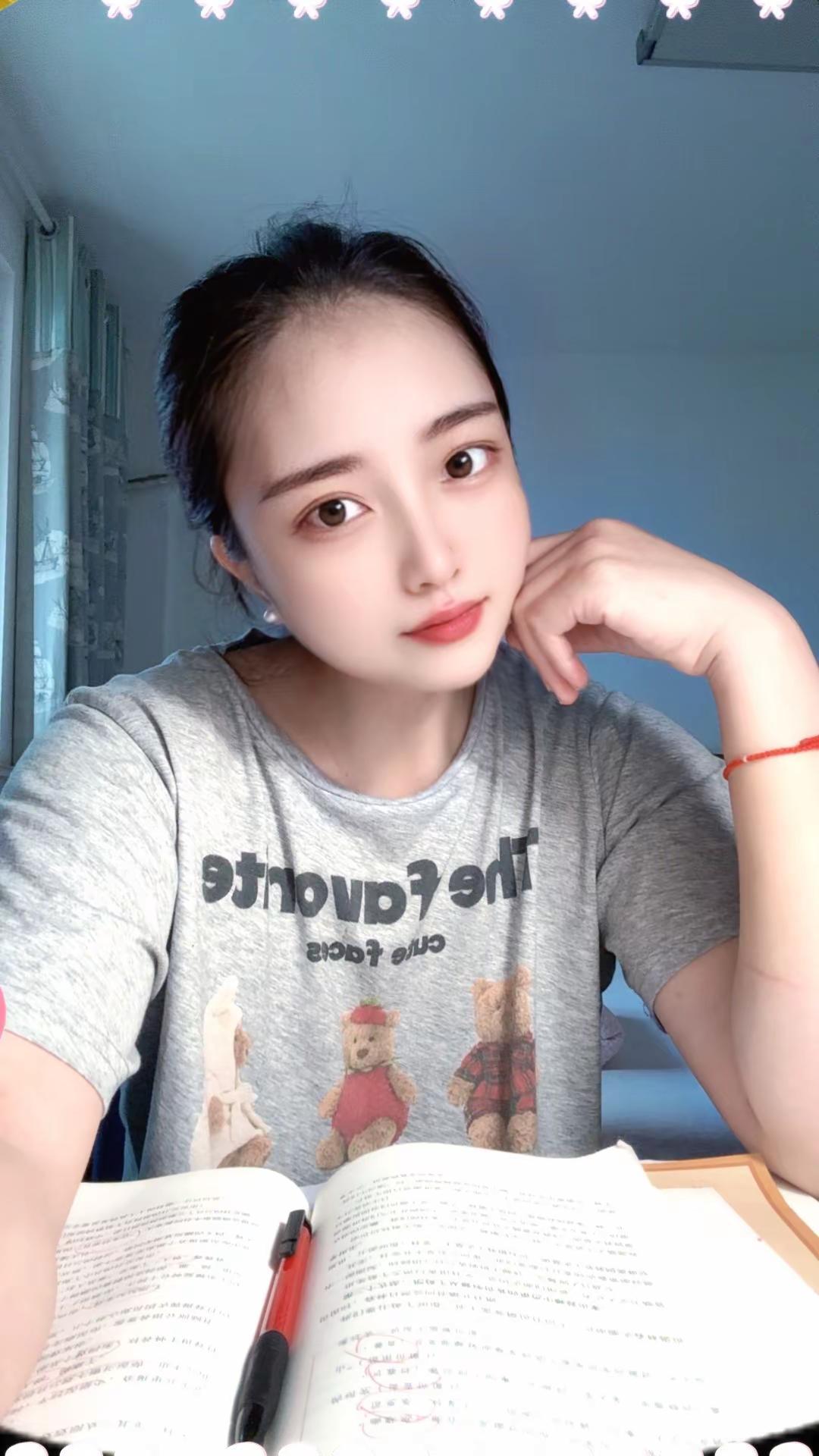 真正的爱，从不是迷恋一个完美无瑕的假象。我爱你的过去，接纳那些藏在岁月里的遗憾与