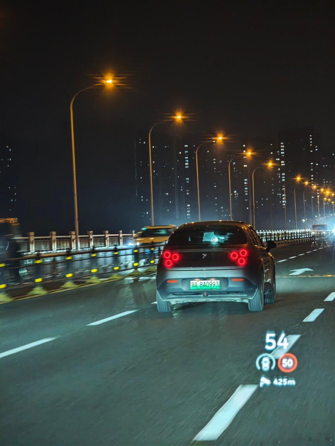 萤火虫这个6眼尾灯确实辨识度很高啊 如果让我考虑这个价位跟级别的车 我会在ID3