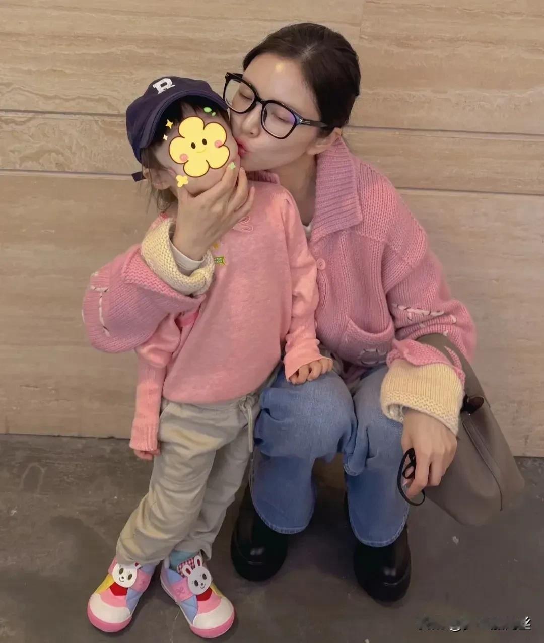 杜淳的妻子王灿在周末带着三岁的儿子小蛋饺逛街，小家伙已经长高了不少，配合妈妈拍照