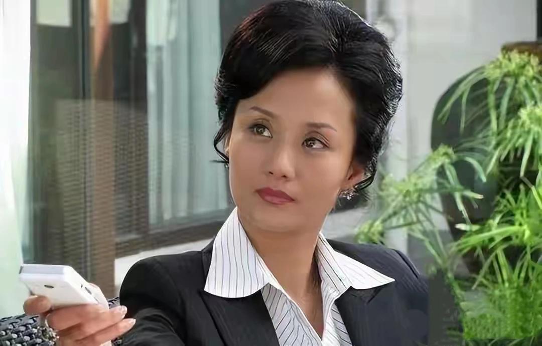 57岁的她堪称人生赢家典范！“儿子”在娱乐圈光芒万丈，是备受瞩目的当红明星；“女