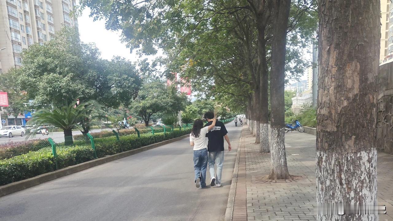 文笔大挑战，本下联为原创，是应上联而生，欢迎文友大神们前来对下联。

上联:少年