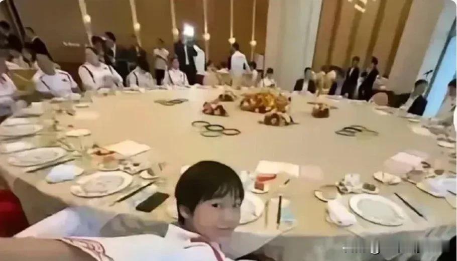 全红婵国宴打包，有人说她不懂礼貌，这纯粹是胡扯，全红婵出生在普通的农民家庭，她这