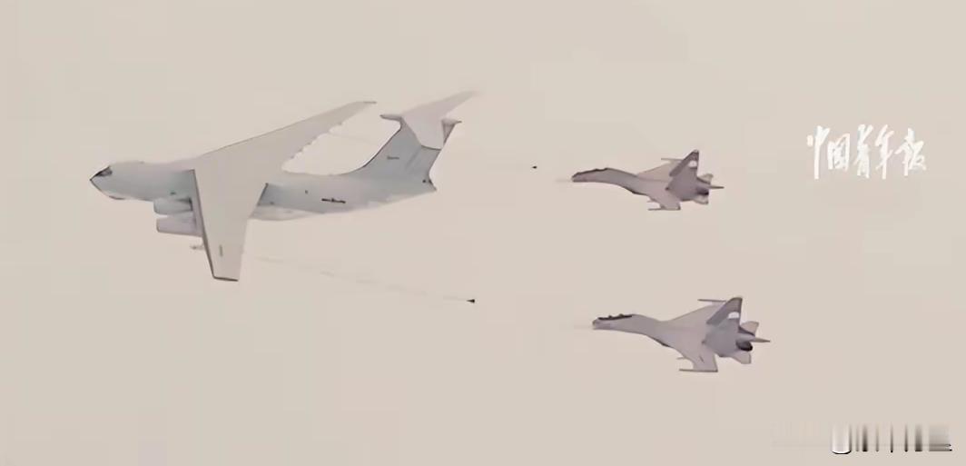 往事如烟，当年的空军非常不容易。
图1，我国进口的伊尔78空中加油机，为进口的苏