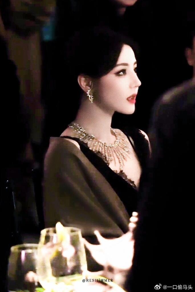 迪丽热巴什么时候原谅现偶白日提灯小剧场里热巴黑道千金味太冲了！又美又拽，看得人上