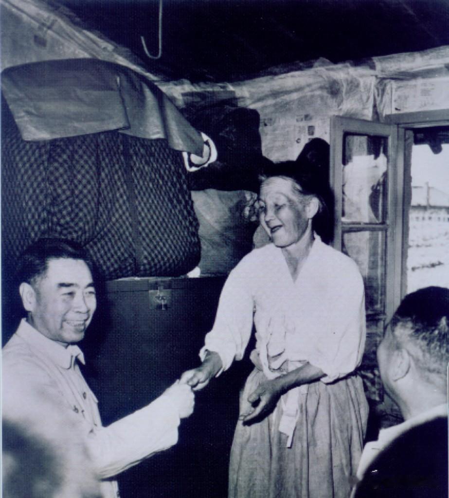 1962年6月15日，周恩来总理来到辽宁铁岭平顶堡乡视察。他进村后推门走进的第一
