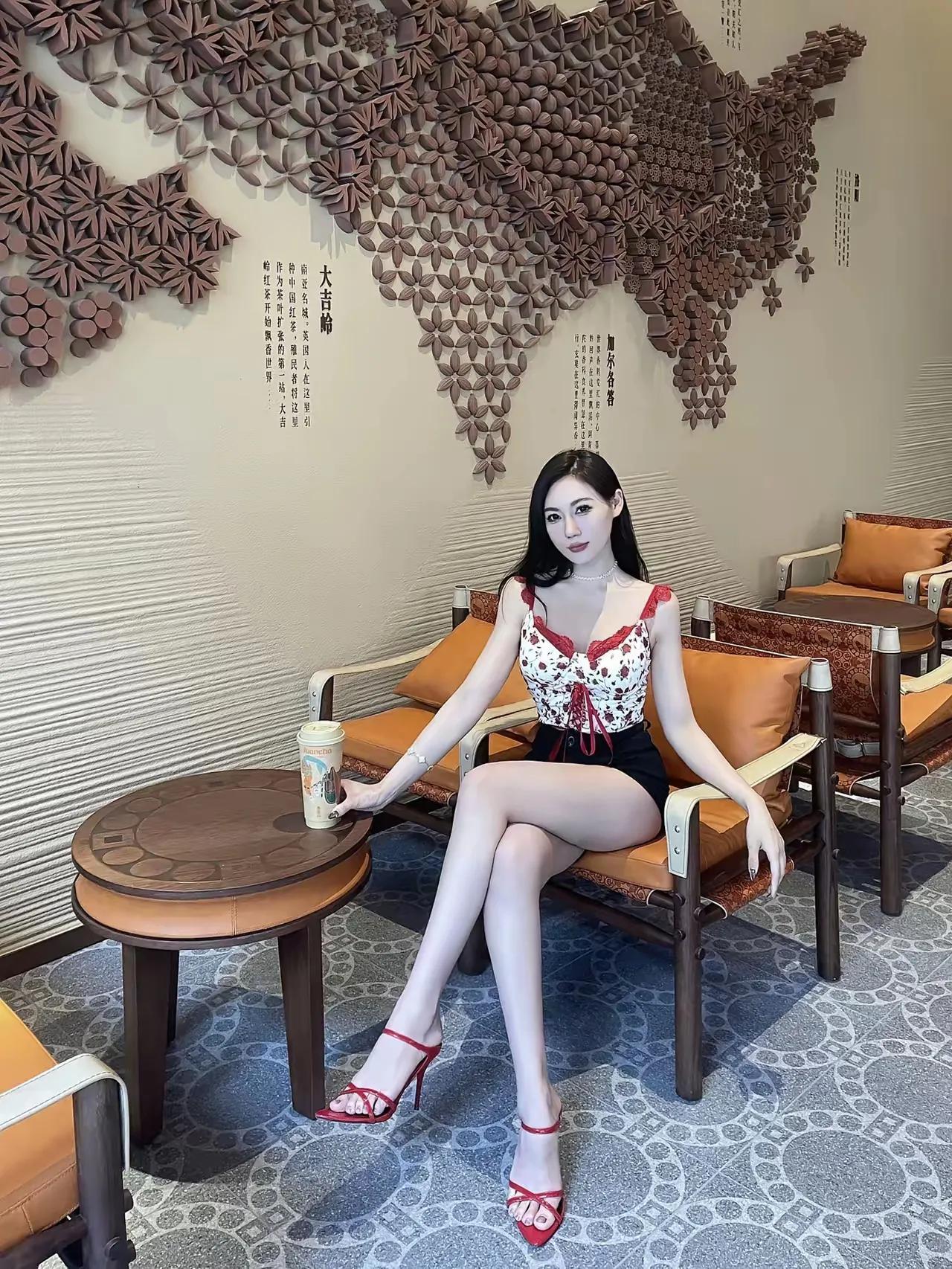 
《唐诗三杰：高适、王昌龄、王之涣》
在唐诗的辉煌画卷中，有三颗璀璨的星辰格外耀