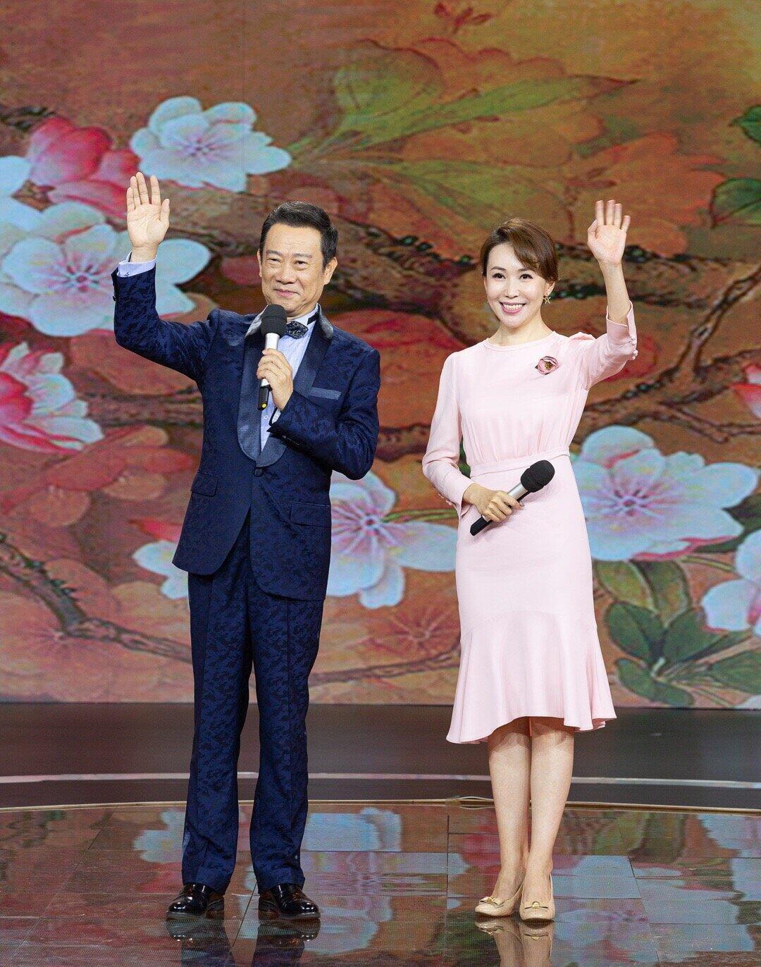 穿藏蓝色一身西装的男士是著名的编剧、主持人、相声演员赵保乐，他多才多艺，熟悉他的
