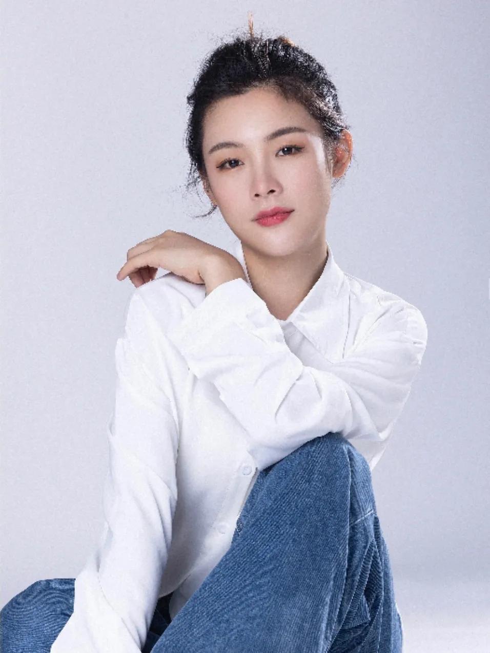 🌟越剧界的新星陈丽君，荣获五四奖章闪耀舞台🌟
在越剧的舞台上，陈丽君如同一颗