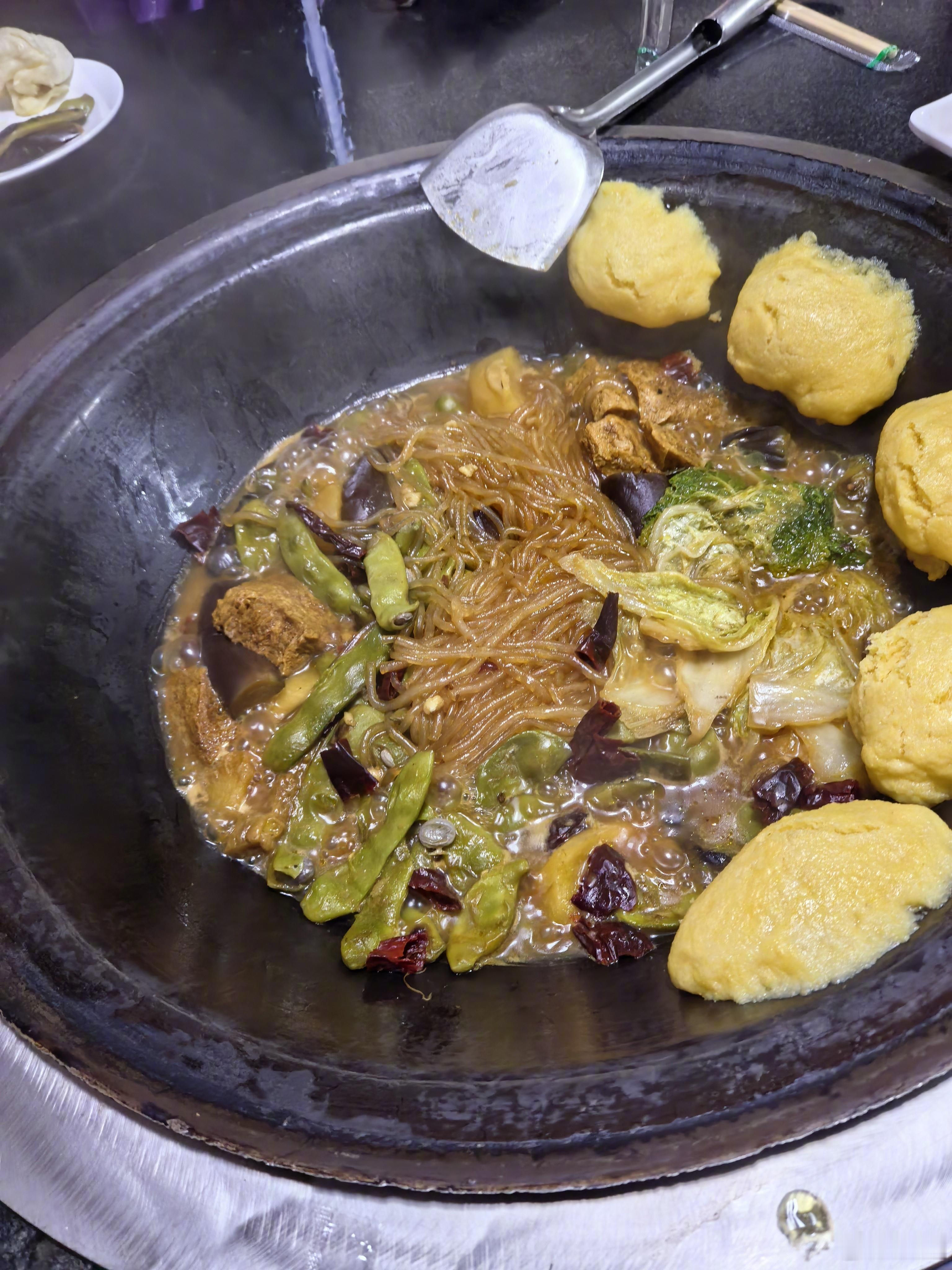 一直都想尝试铁锅炖，特别是锅边上那个面团子，看着糯叽叽很好吃的样子，有没有吃过的