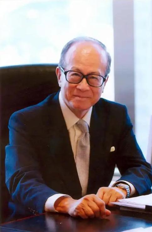 李嘉诚，98岁高龄，2个儿子3个孙女4个孙子，传奇一生，久经商场，功名无数，身家