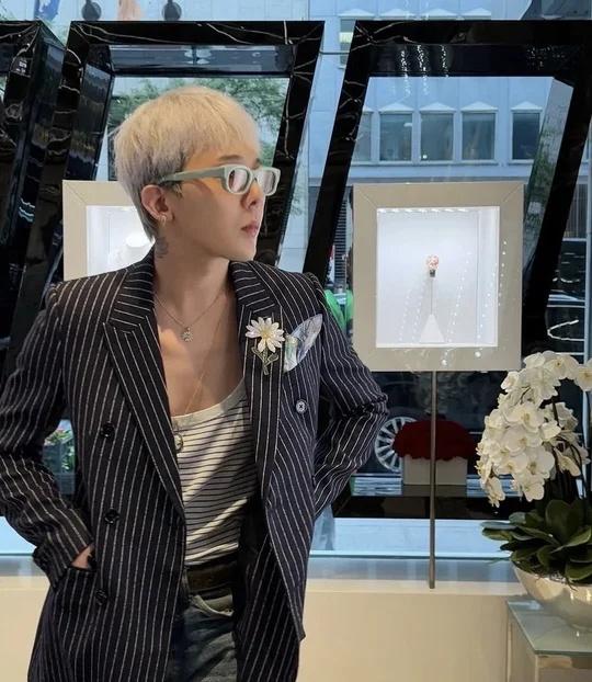 感觉只有权志龙能hold住这种时尚
我天，感觉GD的穿搭真的只有他能把控，换个人