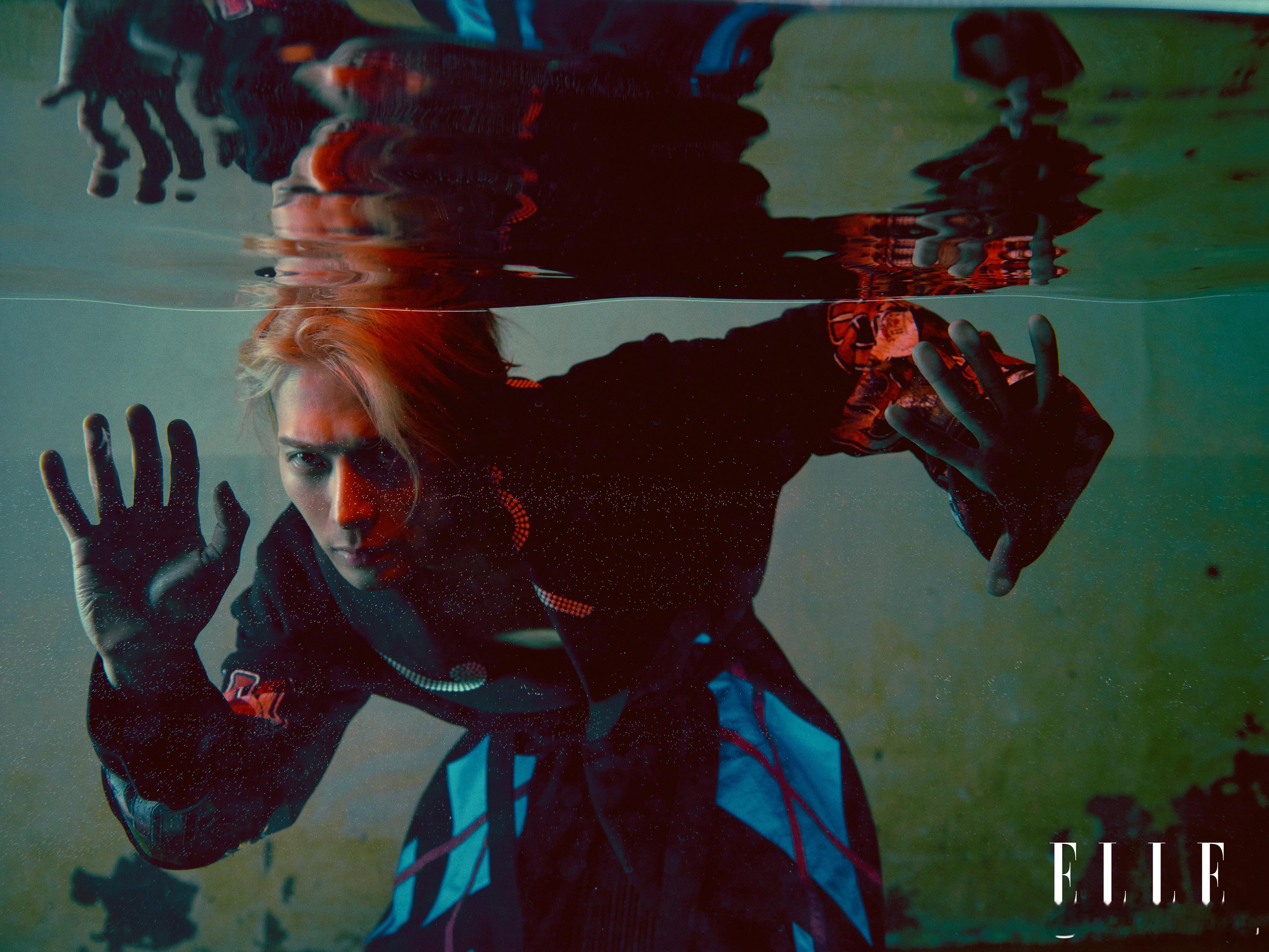 王嘉尔好欲 王嘉尔的ELLE四月刊封面图再次证明了他独特的性感魅力，每个角度都散