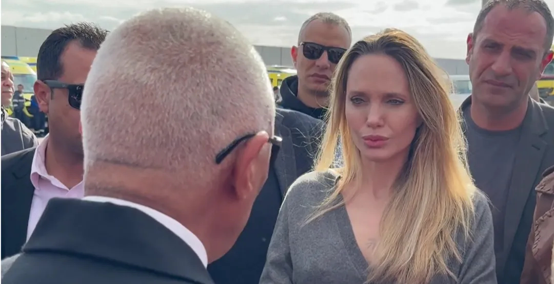 好莱坞影星安吉丽娜·朱莉近日到访加沙拉法口岸埃及一侧，与红新月会成员及援助物资卡