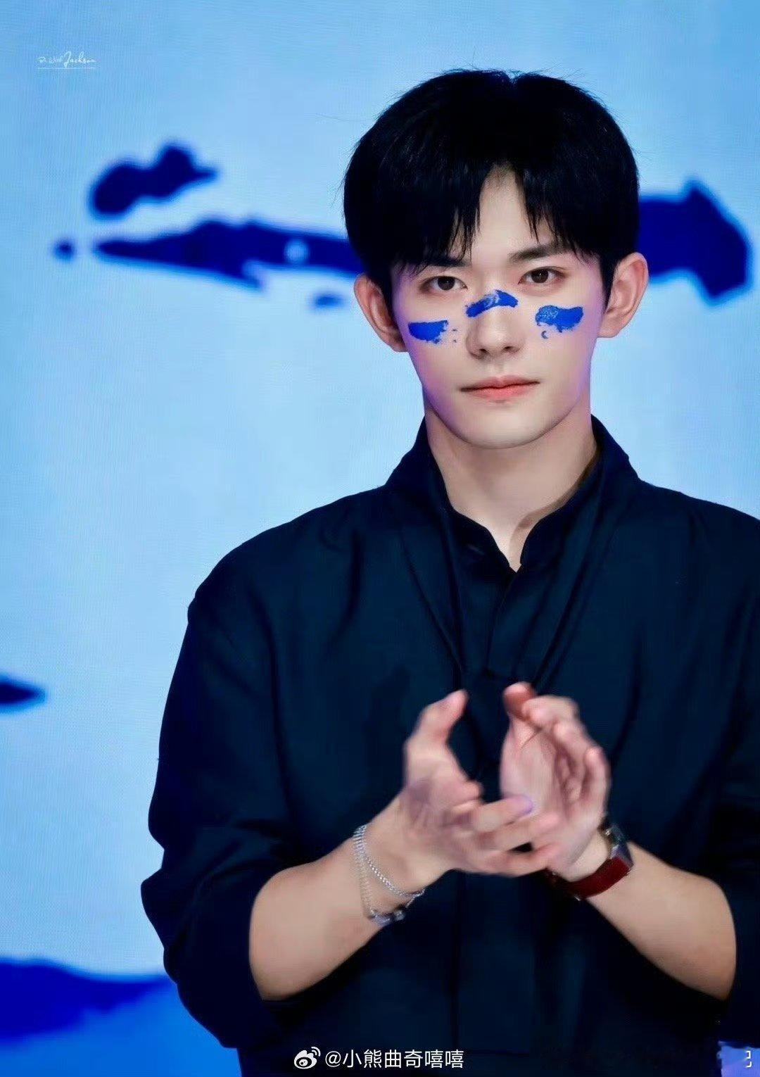 易烊千玺出发中国电影导演之夜他带着《小小的我》提名“年度男演员”。和葛优、雷佳音