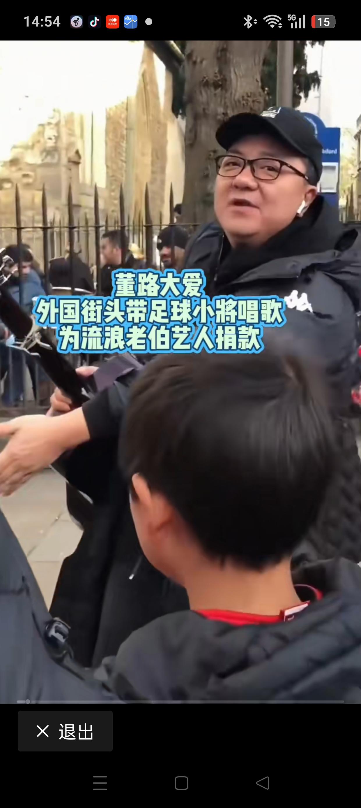我靠，这也太燃了!
刚看了个视频，
是董路在外国大街上弹着吉他，用英语大声宣告，