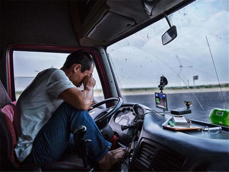 “正义虽迟但到！”四川一司机连续工作两天两夜，回家途中不幸猝死。公司不仅矢口否认