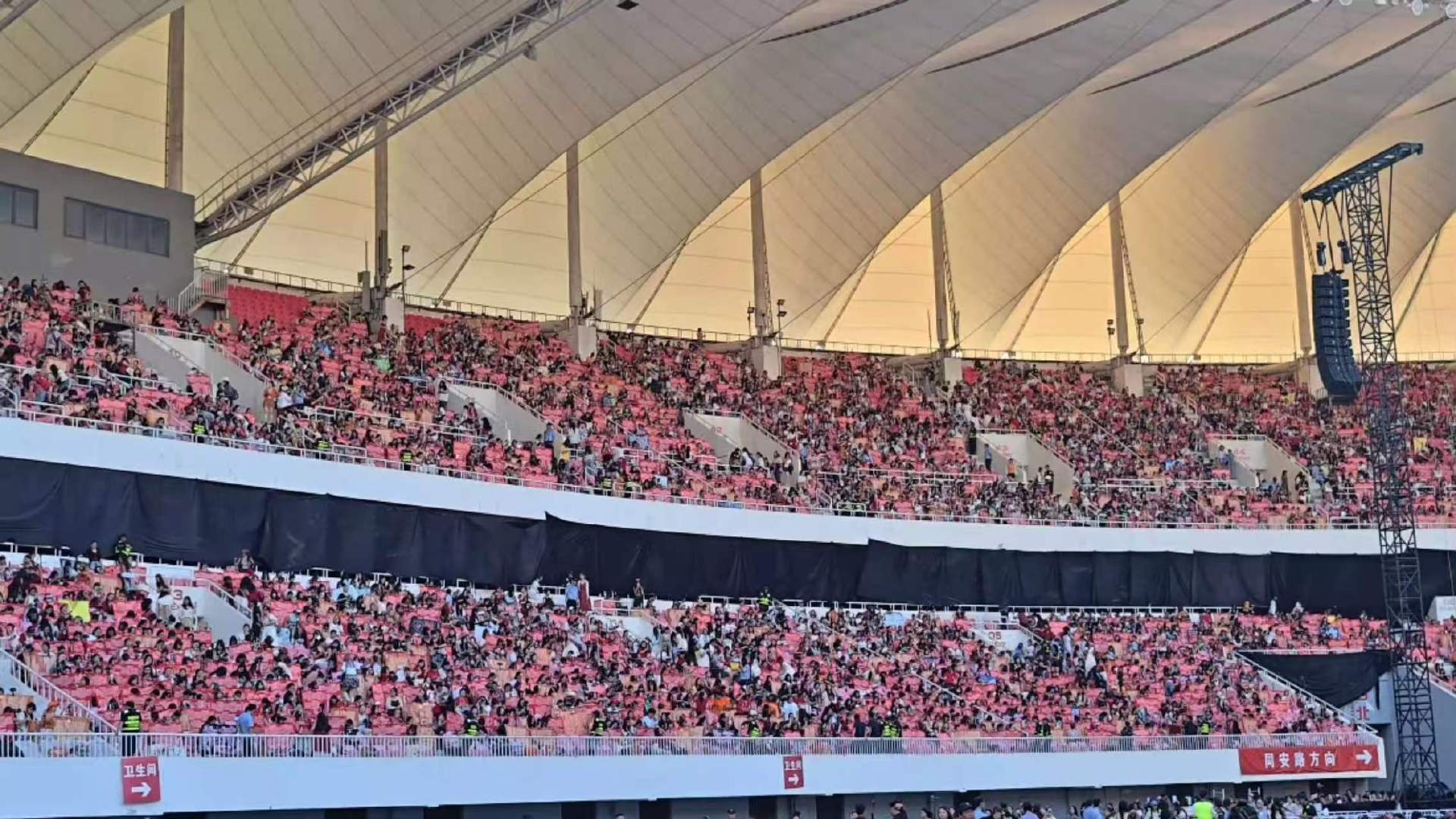 苏新皓演唱会内场红海苏新皓演唱会内场灯牌 好多人啊 