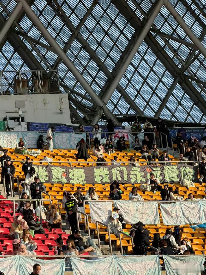 张真源的舞台魅力，值得我们每一份支持。 