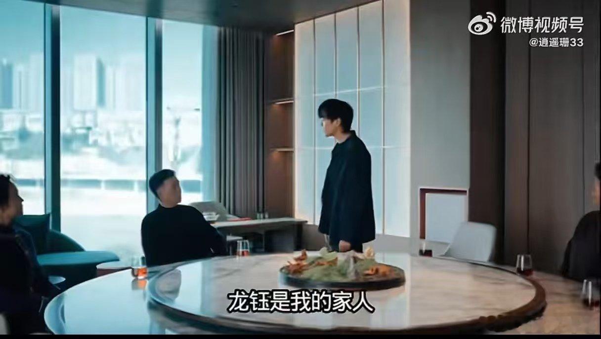 张若昀高风破碎感下的硬骨头 高风身世迷茫如雾，亲情谎言似刃，可威胁耳光难撼其志。