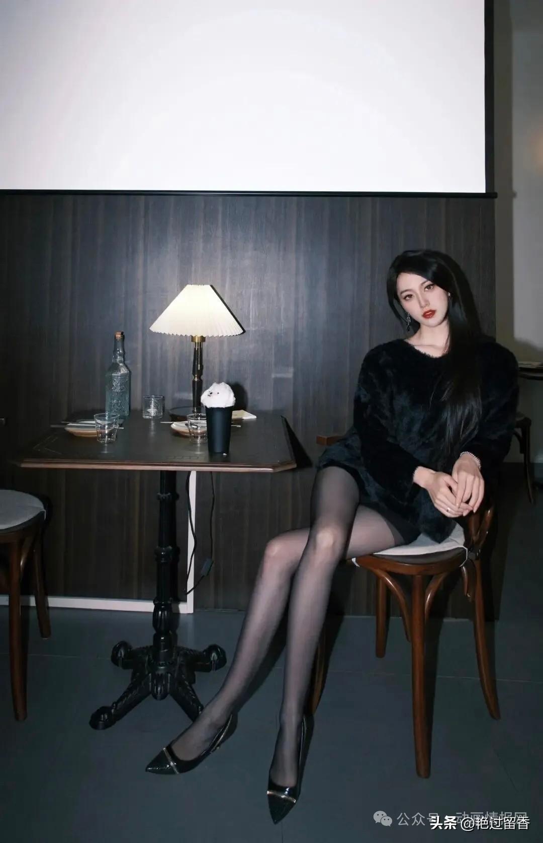 优雅黑丝女郎，复古氛围咖啡馆，时尚穿搭指南！