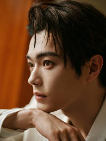 许凯全白look 在这个特别的日子里，许凯的全白look不仅是简单的服饰选择，更