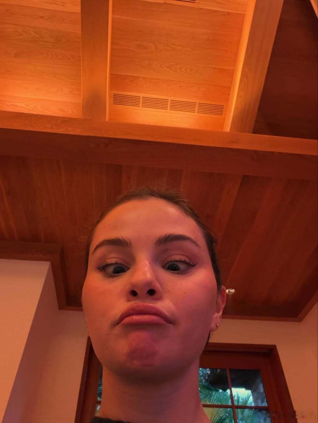 Selena Gomez赛琳娜戈麦斯分享新日常生活照，度假回来的赛琳娜和老公妹妹