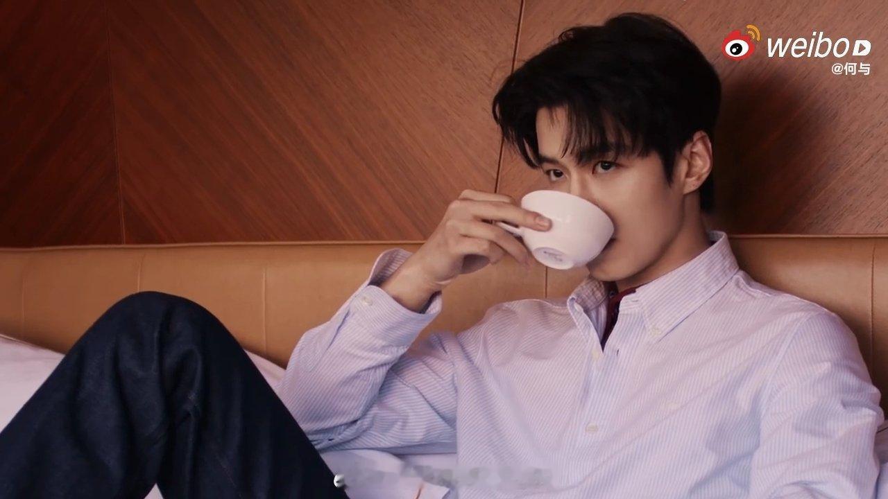 何与Hourglass品牌大使官宣，每一帧都好帅！鱼烧商业价值好牛，这都第几个新