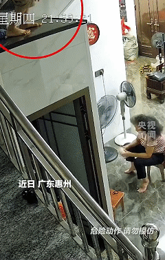 吓出一身冷汗！8岁男孩模仿奥特曼从高处跳下，起初大人以为就是普通的跳跃，查看监控
