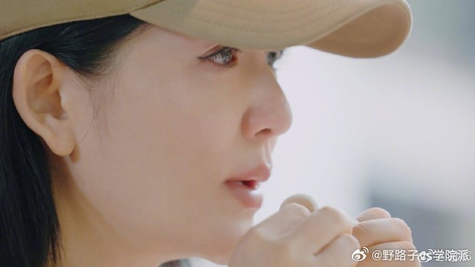 谢娜眼眶含泪藏着细腻情绪，一聊起 “我把嘉哥从棚里抓出来啦”，又变得活力满满！谢