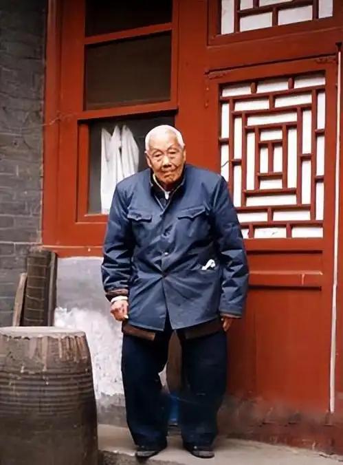 作为中国最后一位太监，孙耀庭亲历过晚清宫廷百态。他曾贴身伺候末代皇后婉容，晚年如