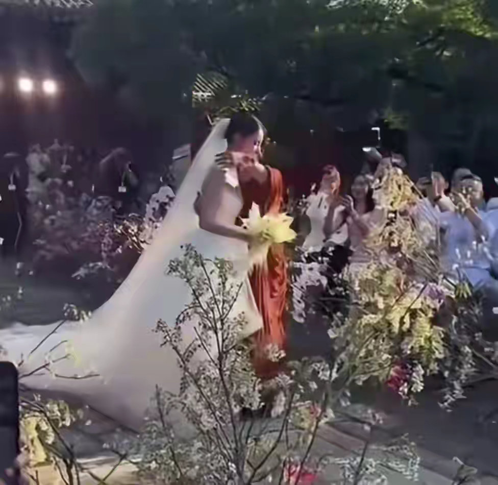 马筱梅步入婚礼走向新郎的环节真的好奇怪呀，竟然不是爸爸送女儿走向新郎，而是妈妈。