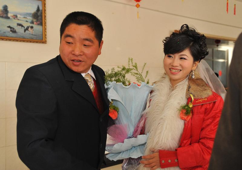 最近一个婚礼上，新娘爸爸退还18.8万彩礼的事儿火了。婚礼现场，新娘爸爸穿着礼服